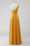Vestido largo de dama de honor con fruncido de un hombro en línea A amarillo con abertura
