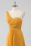 Vestido largo de dama de honor con fruncido de un hombro en línea A amarillo con abertura