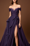 Elegante vestido de fiesta largo de línea A con hombros descubiertos morados y abertura