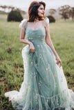 Vestido de fiesta largo fruncido con tirantes finos de tul verde con tirantes finos y bordados
