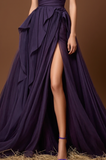 Elegante vestido de fiesta largo de línea A con hombros descubiertos morados y abertura