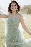 Vestido de fiesta largo fruncido con tirantes finos de tul verde con tirantes finos y bordados