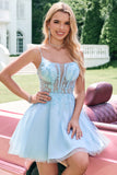 Hermoso vestido de fiesta corto de tul azul con apliques y corsé con cuentas y corte en A con purpurina