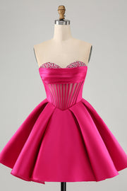 Lindo vestido de cóctel fucsia con escote corazón y pedrería