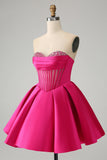 Lindo vestido de cóctel fucsia con escote corazón y pedrería