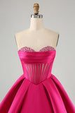 Lindo vestido de cóctel fucsia con escote corazón y pedrería