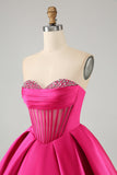 Lindo vestido de cóctel fucsia con escote corazón y pedrería