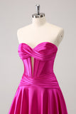 Vestido de fiesta corto con corsé y escote en forma de A fucsia