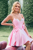 Hermoso vestido de fiesta corto con espalda corsé con cuentas y sin tirantes en color rosa con lazos