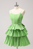 Hermoso vestido de fiesta corto plisado verde con escote en A y lazos