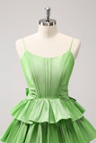 Hermoso vestido de fiesta corto plisado verde con escote en A y lazos