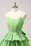 Hermoso vestido de fiesta corto plisado verde con escote en A y lazos