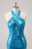 Vestido de cóctel azul satinado con halter ajustado metalizado