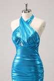 Vestido de cóctel azul satinado con halter ajustado metalizado