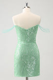 Vestido verde brillante con hombros descubiertos y lentejuelas