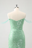 Vestido verde brillante con hombros descubiertos y lentejuelas