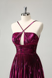 Vestido de fiesta corto plisado con escote halter y corte en A en color morado con aberturas