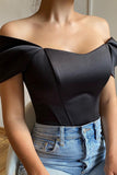 Top bustier de corsé de satén negro con hombros descubiertos