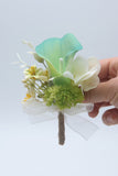 Boutonniere rosa de los hombres para la fiesta de bodas de graduación