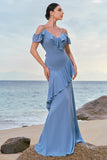 Vestido de dama de honor de gasa azul con hombros fríos y volantes
