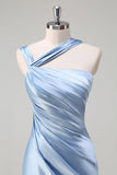 Elegante vestido largo de dama de honor plisado de satén azul cielo con abertura