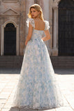 Vestido largo de graduación azul claro con estampado de flores con escote en pico y escote en V