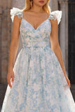 Vestido largo de graduación azul claro con estampado de flores con escote en pico y escote en V
