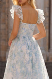 Vestido largo de graduación azul claro con estampado de flores con escote en pico y escote en V