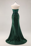Vestido de fiesta de sirena verde oscuro sin tirantes con abertura