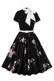 Vestidos de la década de 1950 con estampado floral azul y mangas cortas