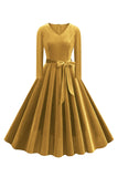 Vestido amarillo de manga larga plisada con escote en V de la década de 1950