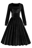 Vestido negro de manga larga plisada de la década de 1950