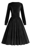 Vestido negro de manga larga plisada de la década de 1950