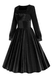 Vestido negro de manga larga plisada de la década de 1950