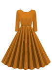 Vestido midi amarillo de cuello redondo y manga corta de línea A de la década de 1950 con cinturón