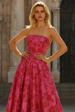 Vestido largo de graduación de brocado floral fucsia en línea A sin tirantes