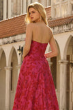 Vestido largo de graduación de brocado floral fucsia en línea A sin tirantes