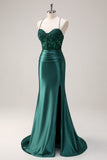 Vestido de fiesta largo con corsé halter de sirena verde oscuro brillante con abertura