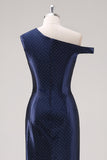 Vestido formal con cuentas de un hombro con vaina azul marino
