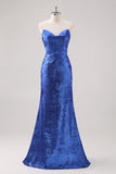 Vestido formal largo de satén azul real con hombros descubiertos y mangas desmontables
