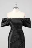 Vestido formal negro con hombros descubiertos y abalorios