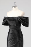 Vestido formal negro con hombros descubiertos y abalorios