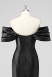 Vestido formal negro con hombros descubiertos y abalorios
