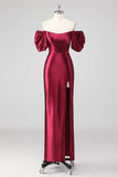 Vestido formal burdeos brillante con hombros descubiertos y abertura