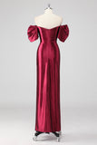 Vestido formal burdeos brillante con hombros descubiertos y abertura