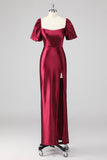 Vestido formal burdeos brillante con hombros descubiertos y abertura