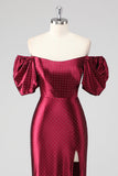 Vestido formal burdeos brillante con hombros descubiertos y abertura