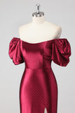 Vestido formal burdeos brillante con hombros descubiertos y abertura