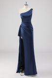 Elegante vestido formal de satén azul marino de un solo hombro con abertura