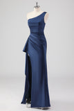 Elegante vestido formal de satén azul marino de un solo hombro con abertura
